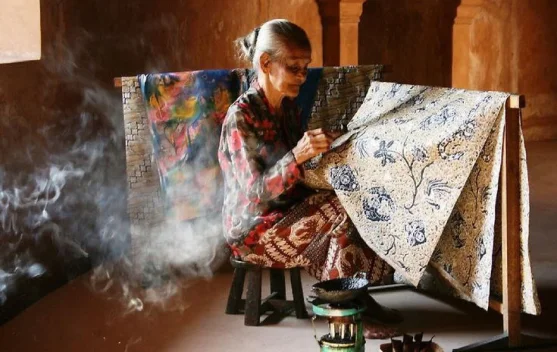 Tahapan Membuat Batik Tulis dengan Teknik Tradisional