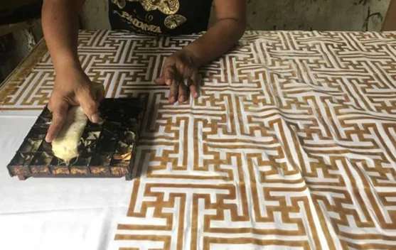 Membuat Batik dengan Teknik Cap, dari Motif hingga Pewarnaan