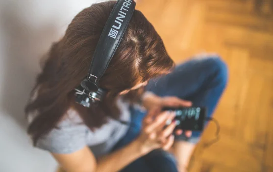 Alasan Memutar Lagu yang Sama Berkali-kali, ternyata Ada Penjelasan Ilmiahnya