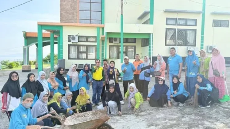 ASN Kemenag Baubau Bersih-Bersih Masjid Serentak