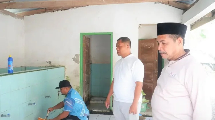 ASN Kemenag Buton Selatan Bersihkan Masjid jelang Ramadan