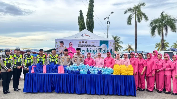 Polres Baubau Berbagi Ratusan Takjil Kepada Masyarakat