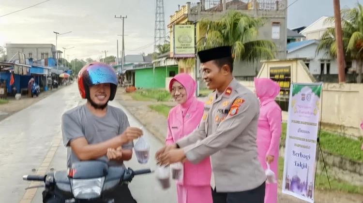 Aksi Sosial, Polsek Sampuabalo dan Bhayangkari Bagi Takjil Ramadan