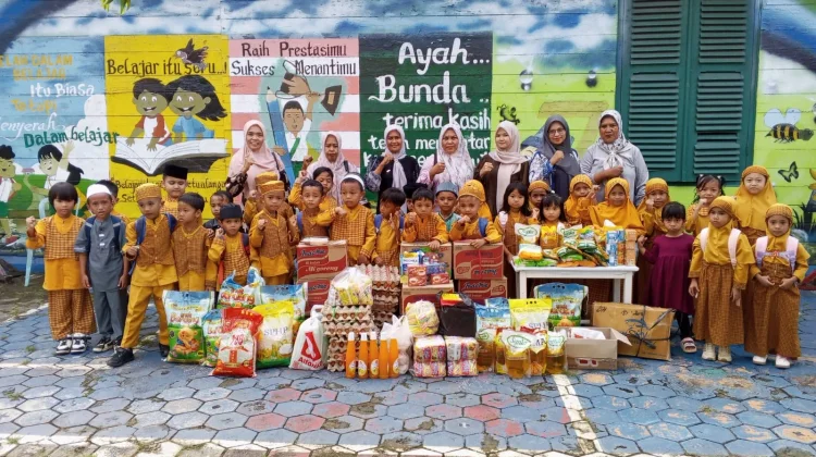 Tumbuhkan Empati Murid TK Kartika Baubau Diajarkan Berbagi