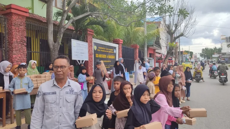 Ratusan Siswa SDN 4 Baubau Berbagi Takjil