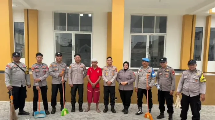 Polsek Murhum Gelar Kerja Bakti Bersihkan Masjid Nurmuhiddin