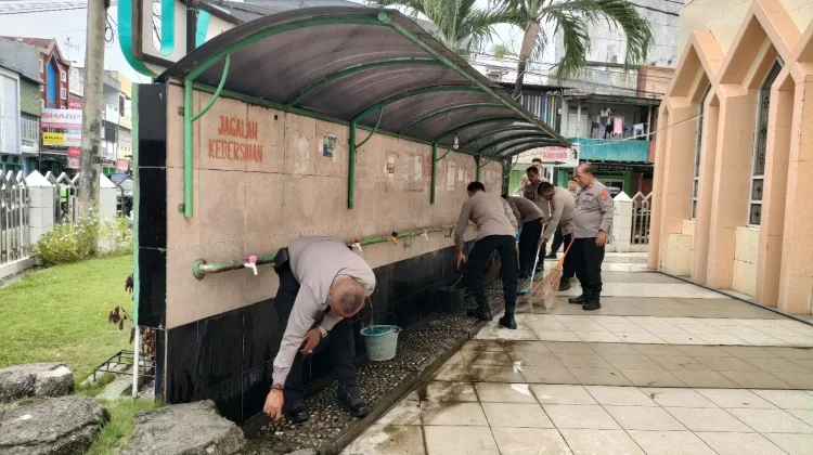 Polres Baubau Gelar Korve Bersihkan Rumah Ibadah