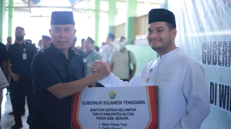 Safari Ramadan di Buton, Gubernur Sultra Salurkan Bantuan Pertanian dan BPBL