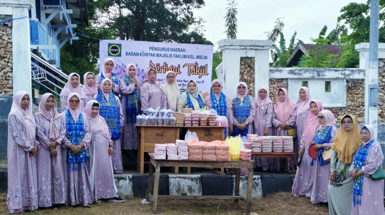Berbagi Berkah Ramadan, BKMT Permata Kelurahan Melai Bagikan Ratusan Paket Takjil