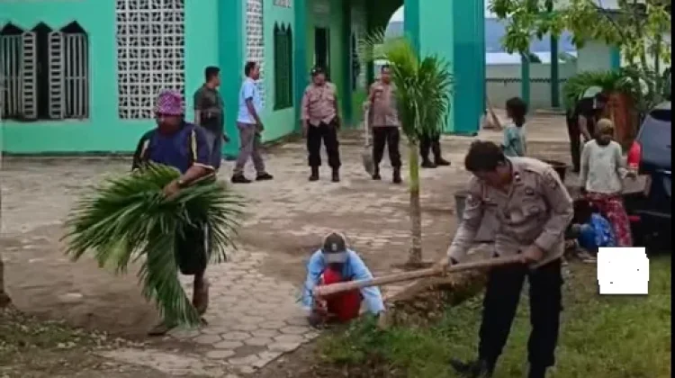 Polsek Lea-Lea Kolaborasi Warga Bersih-Bersih Masjid di Kalia-lia