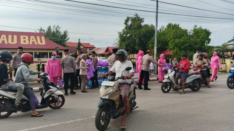 Polres Baubau Bagikan Takjil kepada Masyarakat