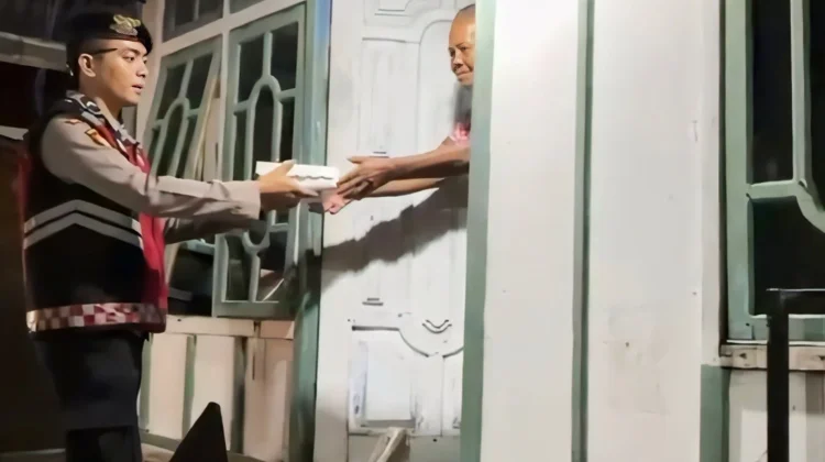 Patroli Presisi Polres Wakatobi Ketuk Pintu Sahur Warga Bajo