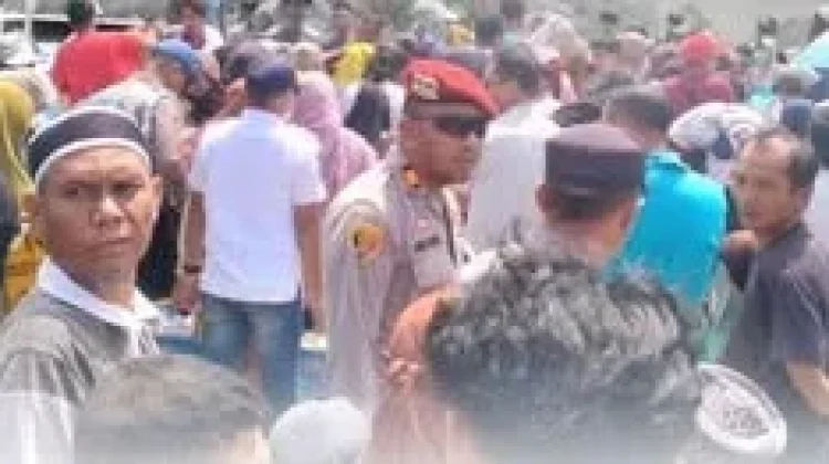 Personel Polres Butur Bantu Penumpang Pelabuhan Waode Buri