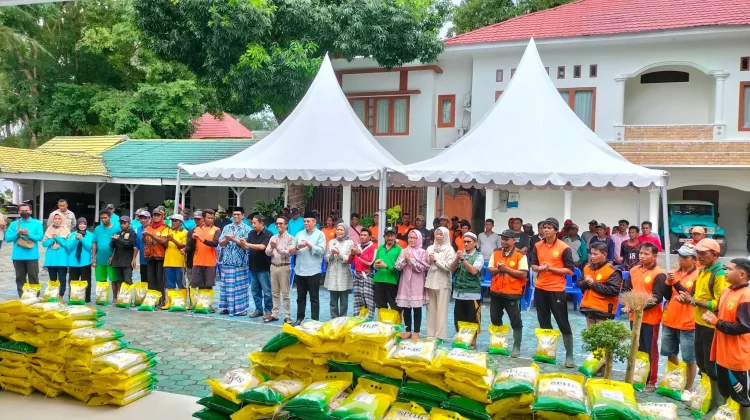 Wali Kota Baubau Serahkan Bantuan untuk Petugas Kebersihan jelang Lebaran