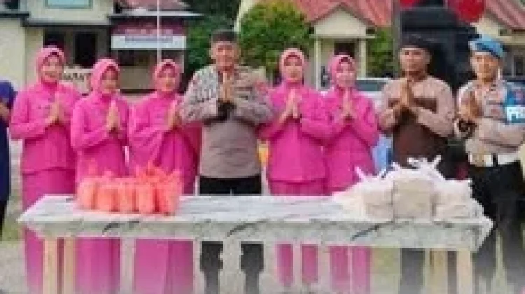 Polsek Kulisusu Barat Bersama Bhayangkari Berbagi Takjil