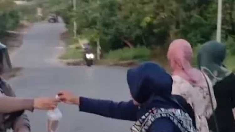 ASN Kemenag Baubau Bagi Takjil di Hari ke-27 Ramadan