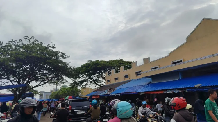 Pasar Wameo Dipadati Pembeli Berburu Kebutuhan Lebaran