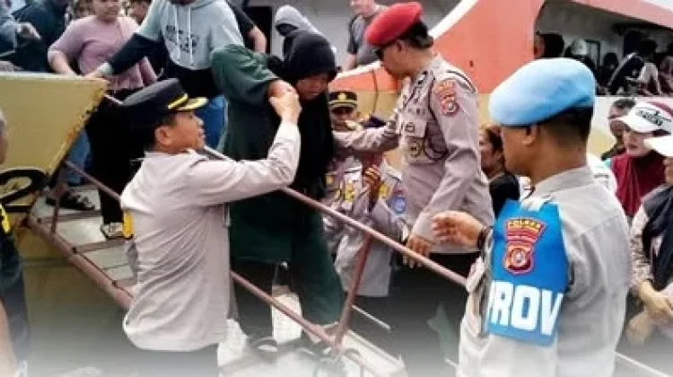 Personel Polres Butur Bantu Penumpang di Pelabuhan Waode Buri - RRI.co.id