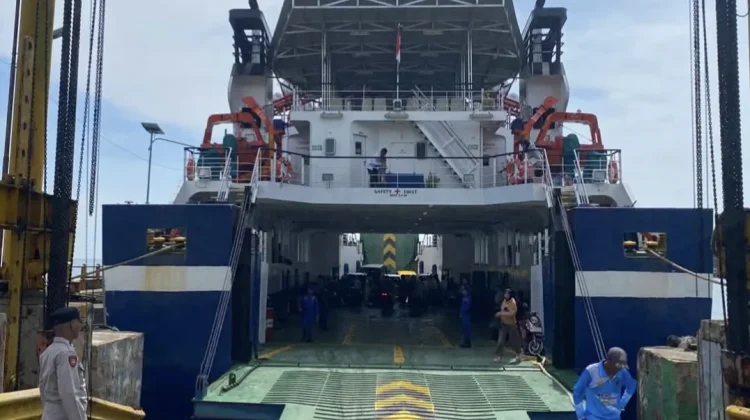 Personel Pos PAM  Pantau Arus Mudik di Pelabuhan Kamaru