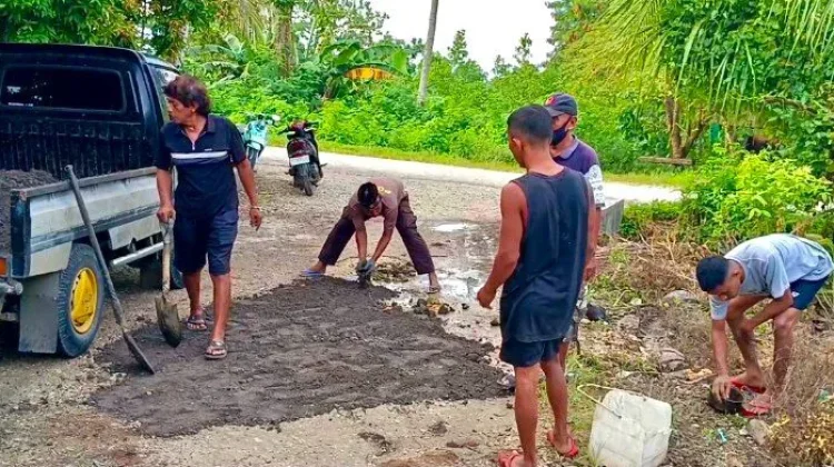 Polisi di Buton Tambal Jalan Lubang Demi Keselamatan Warga