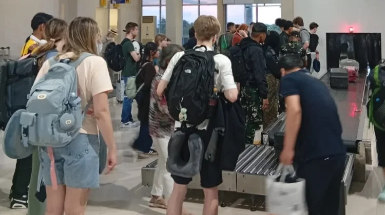 Seluruh Pegawai Bandara Betoambari Promosi Wisata Kepulauan Buton