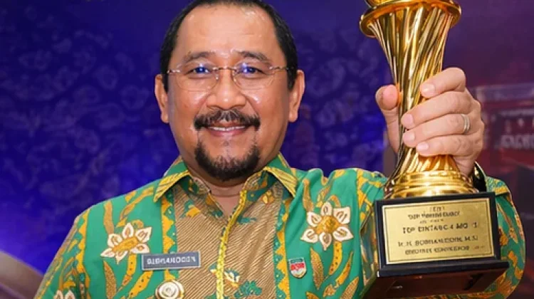 Bupati Bombana Raih Top Pembina BUMD Bintang Empat