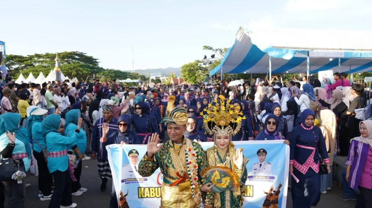 Pemkab Buton Selatan Dorong Kolaborasi Pembangunan di Pawai HUT Sultra