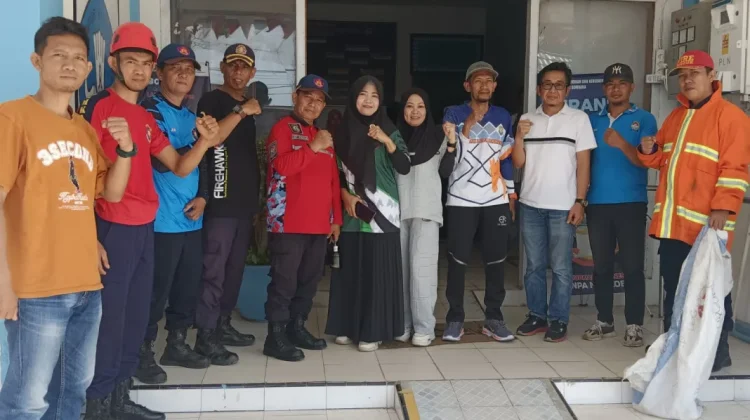 Damkar Bombana Evakuasi Sembilan Anak Anjing