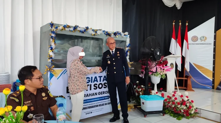 Keluarga WBP di Lapas Baubau Terima Bantuan  Gerobak