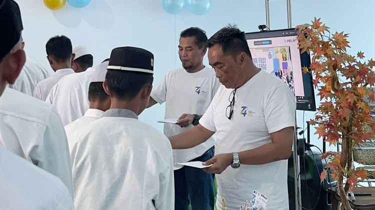 HUT Ke-74, PELNI Baubau Beri Santunan Anak Yatim