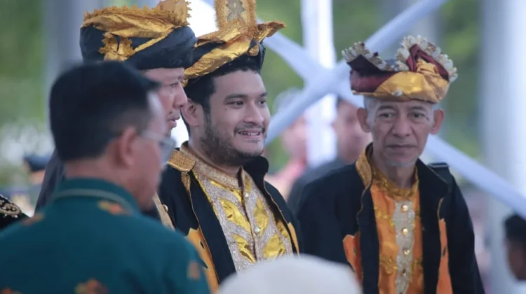 Kenakan Pakaian Kebesaran Buton, Bupati Alvin Hadiri Upacara HUT ke-62 Sultra