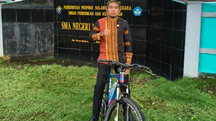 Gowes ke Upacara, Kepsek SMAN 1 Kontunaga Ajak Hemat BBM
