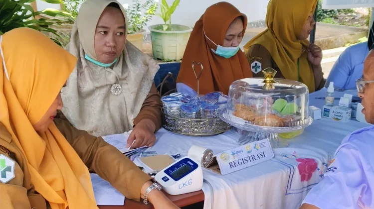 Dinsosnaker Baubau Hadirkan Layanan Cek Kesehatan Gratis Ratusan Pekerja