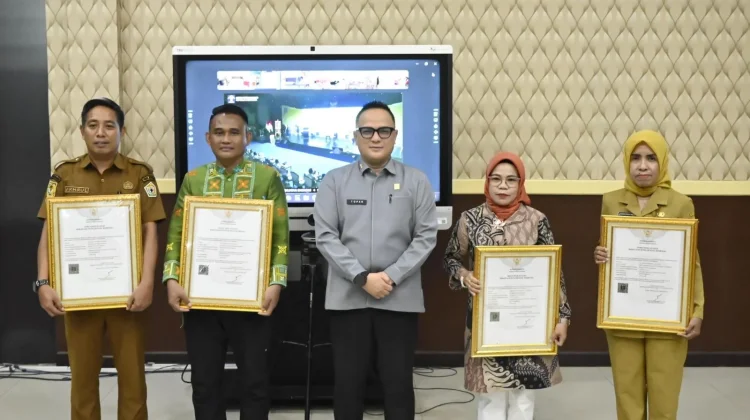 Kemenkum Sultra Serahkan Sertifikat KI dan Budaya Daerah