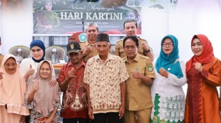 Peringati Hari Kartini, PKK Bombana Berbagi Sembako untuk Lansia