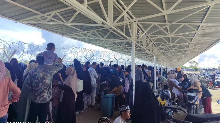 Ratusan Warga Padati Bandara Betoambari Antar Keberangkatan Jemaah Haji Baubau