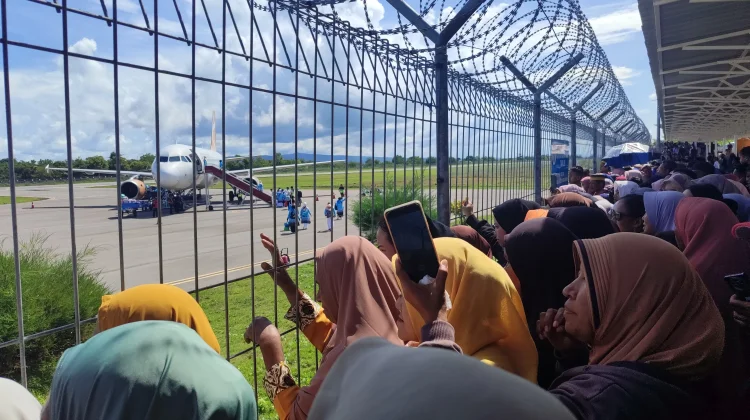 Tangis dan Doa Iringi Keberangkatan Calon Jemaah Haji Baubau