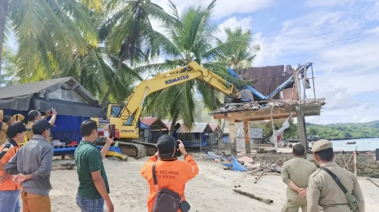 Dinilai Membahayakan, Menara Pemantau Pantai Nirwana Dibongkar