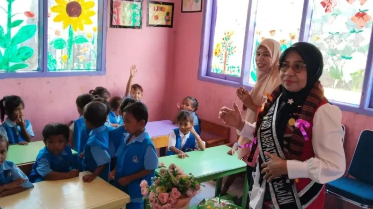 Bunda PAUD Busel Tinjau Posyandu dan PAUD di Siompu