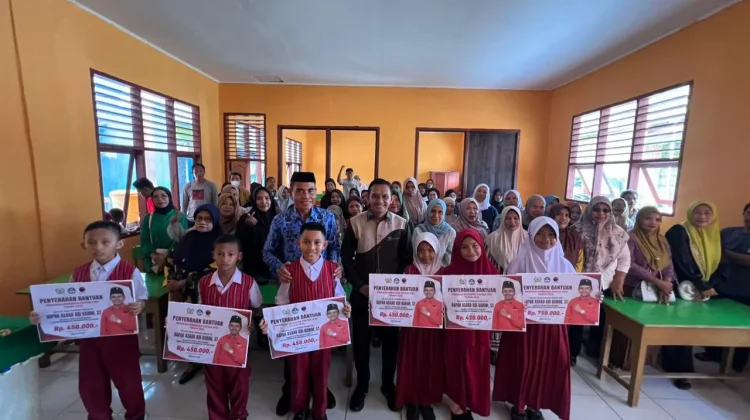 Anggota DPRD Baubau Serahkan Bantuan KIP Siswa SD