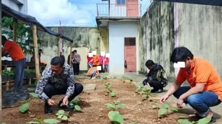 Lapas Baubau Tanam Bibit Terong Bersama Warga Binaan