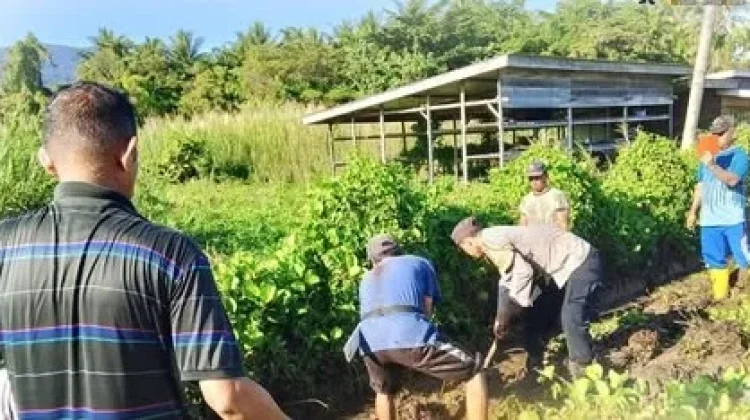 Polisi dan Warga di Buton Utara Gelar Jumat Bersih
