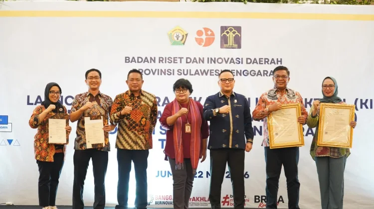 Kanwil Kemenkum Sultra Serahkan Empat Sertifikat Hak Cipta