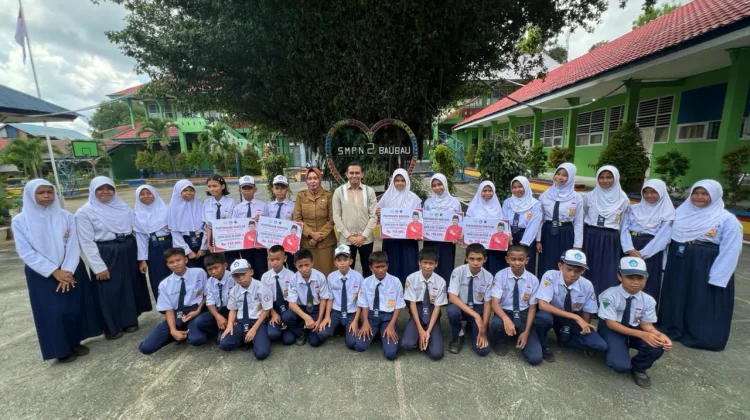 Anggota DPRD Baubau Serahkan KIP untuk Siswa SMA dan SMP