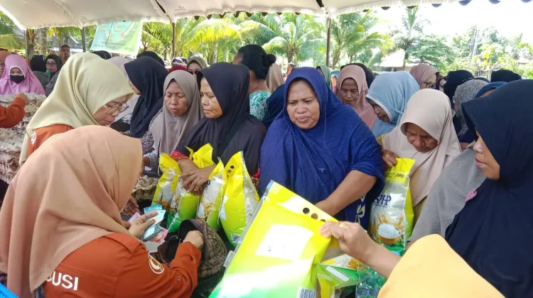 Serba Murah, Warga Serbu Pangan Bersubsidi di Pasarwajo