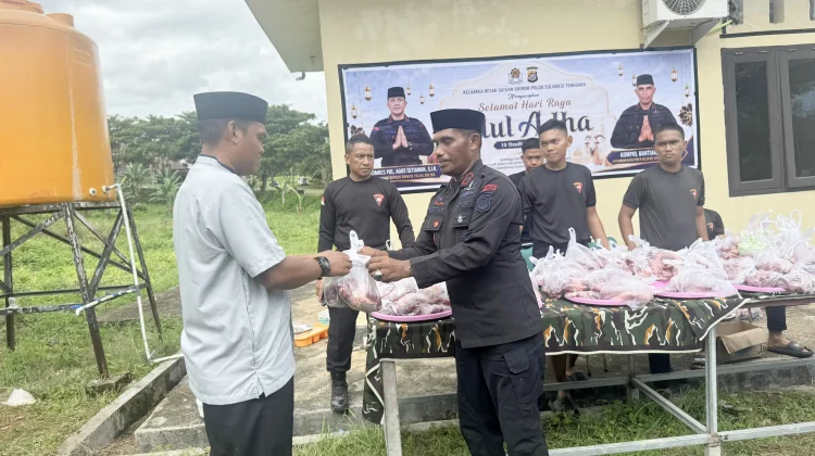 Brimob Sultra Bagikan 1,9 Ton Daging Kurban di Buton Selatan