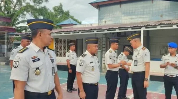 Tegaskan Profesionalisme, Kalapas Baubau Periksa Atribut dan Kerapian Pegawai