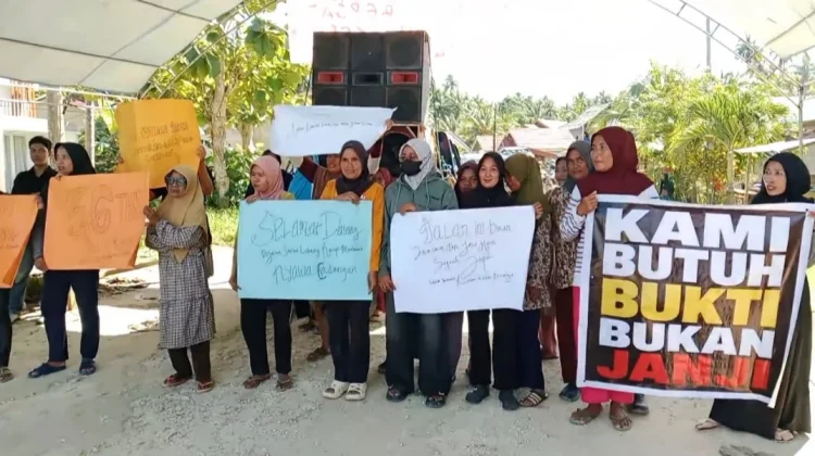 Emak-Emak Pongkowulu Blokade Jalan Provinsi, Tuntut Pengaspalan