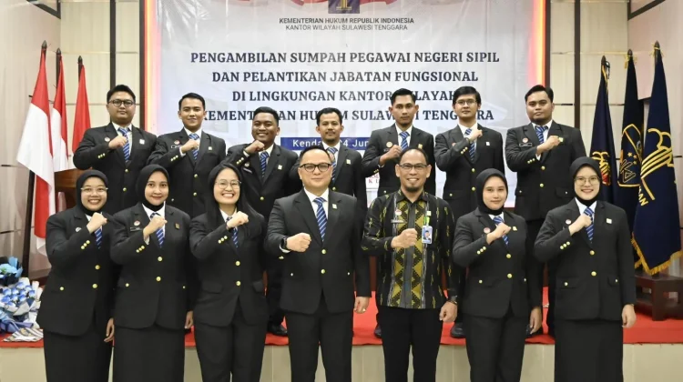Kakanwil Kemenkum Sultra Lantik 12 PNS Baru