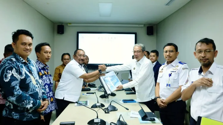 Bupati Bombana Usulkan Tambahan Kapal Feri dan Pengembangan Pelabuhan
